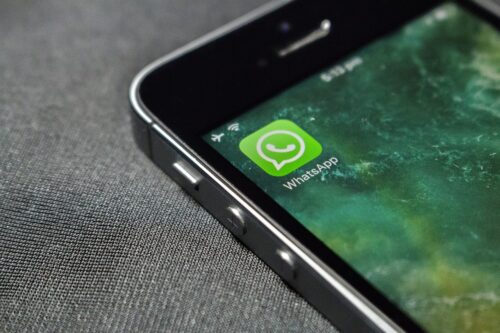 aggiungere qualcuno su una chat di whatsapp è reato
