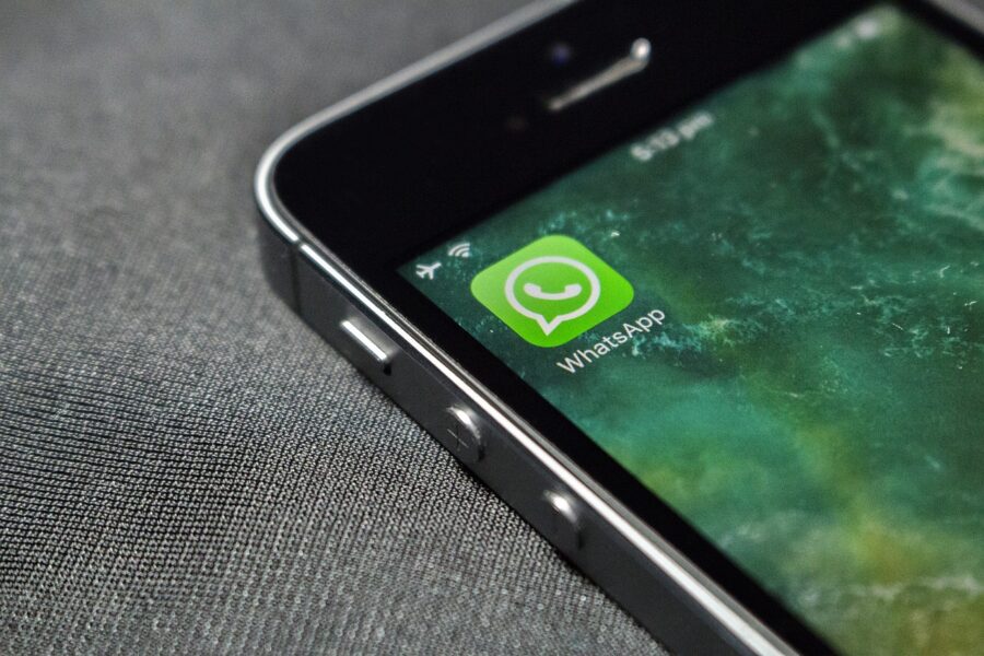 aggiungere qualcuno su una chat di whatsapp è reato