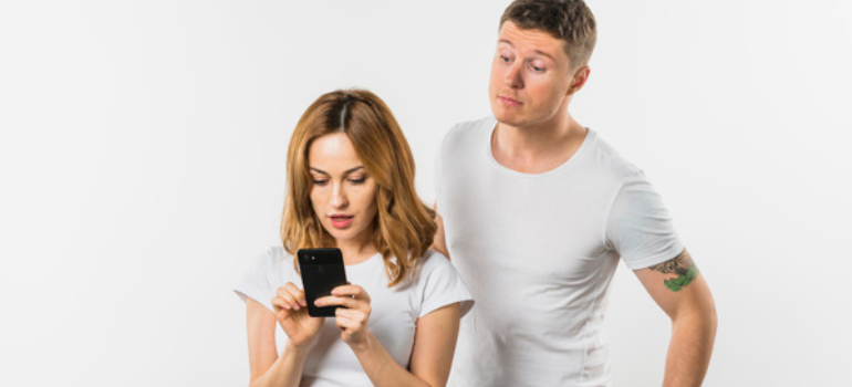spiare il cellulare del partner